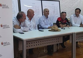 El viceconsejero, en el centro, en la presentación en Villasarracino.