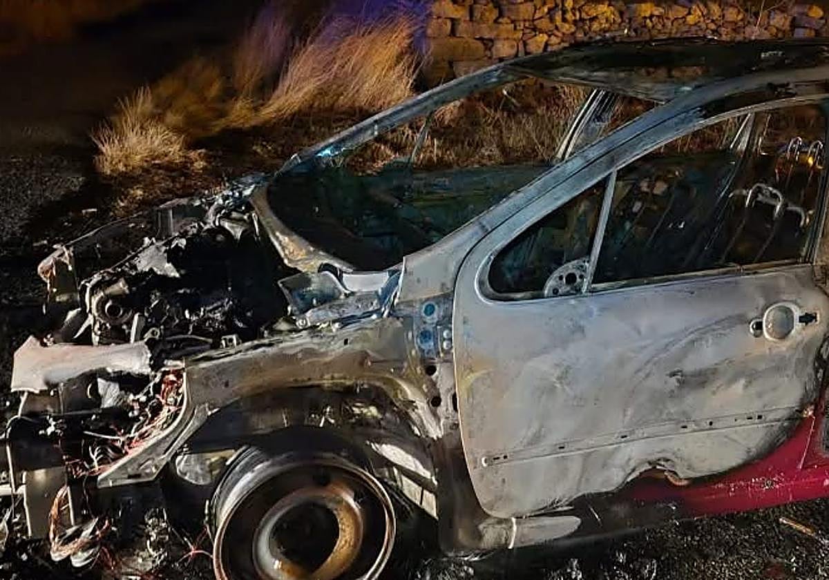 Estado en que quedó el coche incendiado.