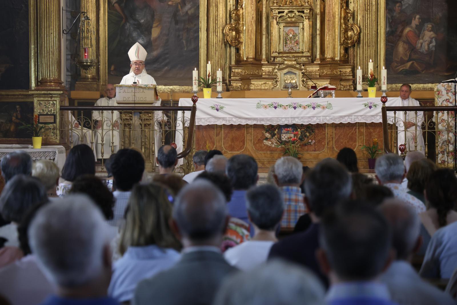 El arzobispo de Valladolid, Luis Javier Argüello, da el discurso de despedida de las Descalzas Reales.