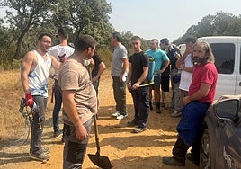 Los vecinos se organizan para combatir las llamas.