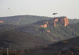 Medios aéreos sobre una zona afectada por el fuego que ha arrasado parte del espacio natural de Las Médulas.