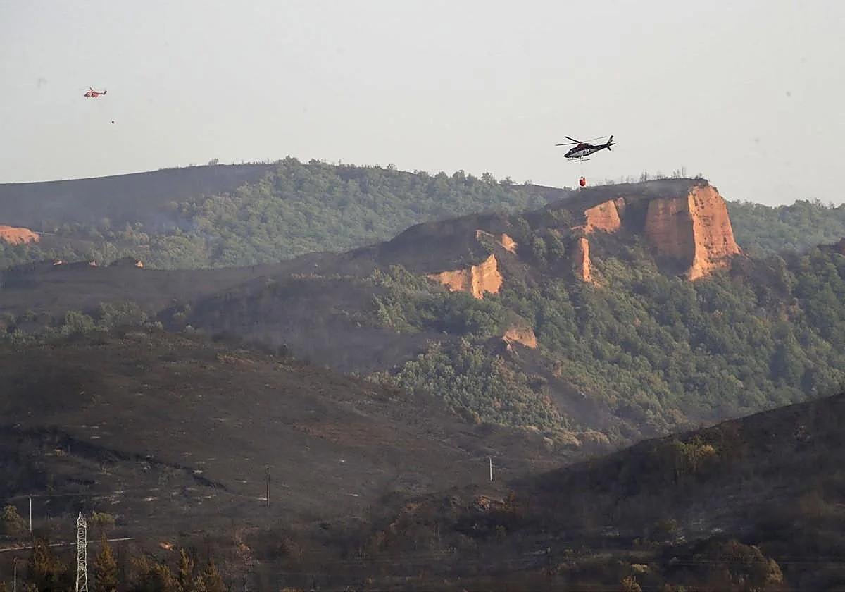 Medios aéreos sobre una zona afectada por el fuego que ha arrasado parte del espacio natural de Las Médulas.