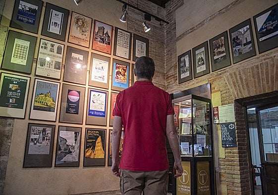 Un hombre observa una exposición del museo Rodera Robles de Segovia.