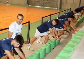 Los jugadores del San Cristóbal realizan estiramientos durante el primer entrenamiento de la pretemporada.