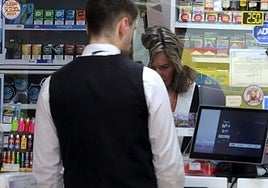 Un cliente en un estanco de la capital segoviana.