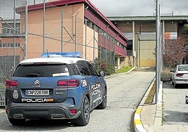Coche de Policía Nacional accede a la cárcel de Segovia.