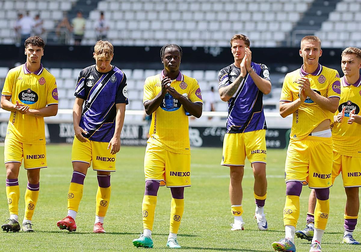 Los jugadores del Real Valladolid saludan a la afición el pasado sábado en Burgos.