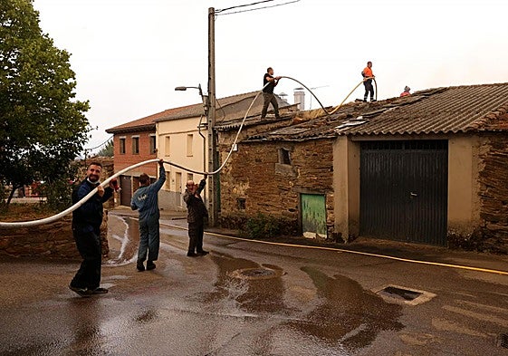 Vecinos de Abejera sofocan el incendio en las viviendas.