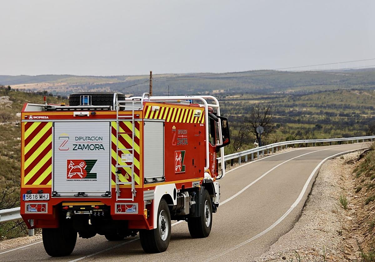 Bomberos de la Diputación de Zamora actúan en las cercanías de Sesnández tras los incendios.