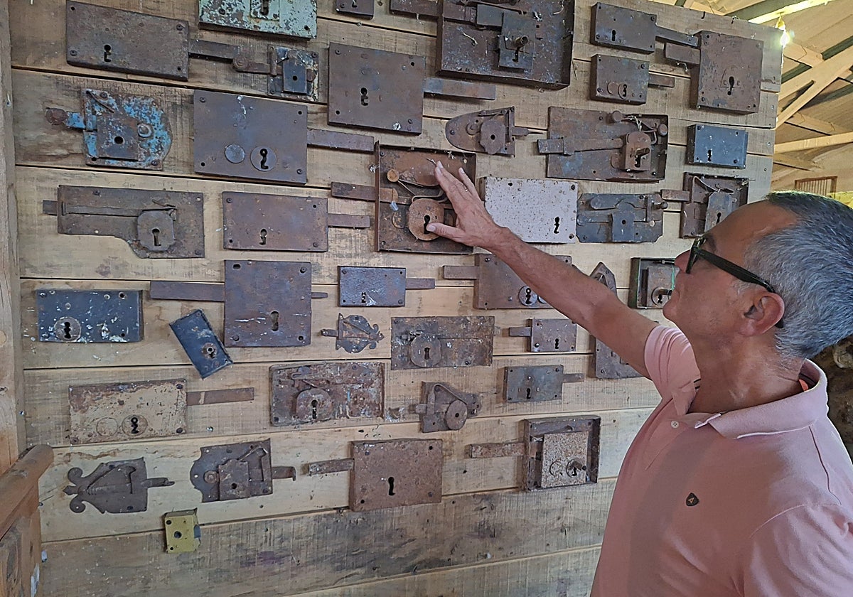 Un visitante observa un expositor con viejas cerraduras poco antes de inaugurase la exposición