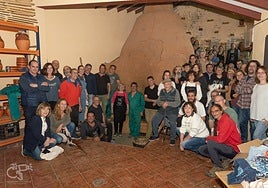 Participantes en la jornada Encuentro con Barro y Fuego que se celebró en el taller de Alfarería Martín en el año 2022. Cada uno de los asistentes dio forma a distintas piezas elaboradas con barro de Fresno de Cantespino y que fueron cocidas en el antiguo horno