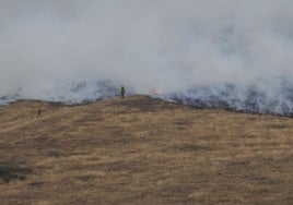 Los bomberos, en plena tarea, en Peña Carazo, en La Pernía, asolada por las llamas