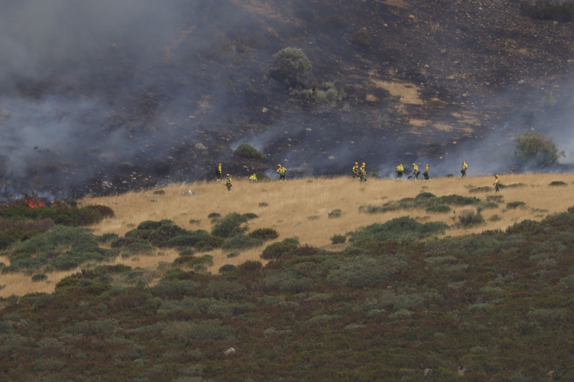 El fuego, de cerca en Peña Carazo, en la Montaña Palentina
