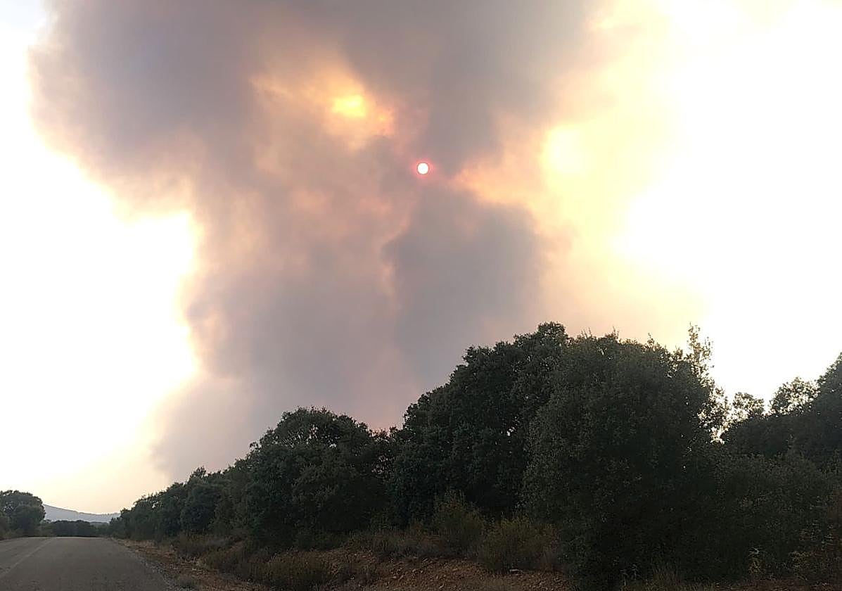 Incendio forestal en Molezuelas de la Carballeda (Zamora), visto desde Alcubillas de Nogales, uno de los pueblos desalojados por el fuego.