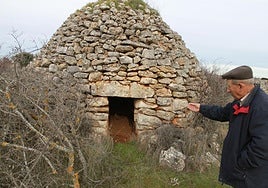 Adolfo Cancho, junto a la cabaña de Terrileja que reparó.