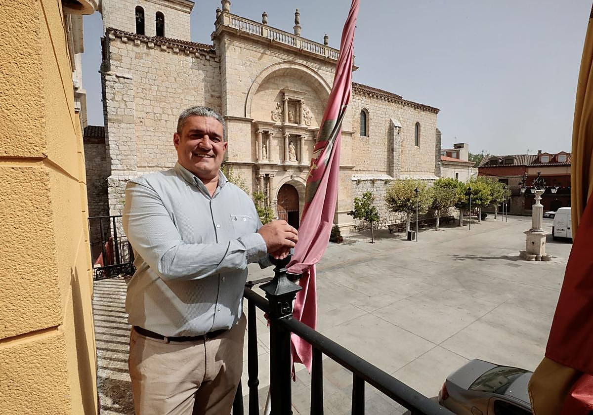El regidor tudelano Óscar Rodríguez, en el balcón del Ayuntamiento