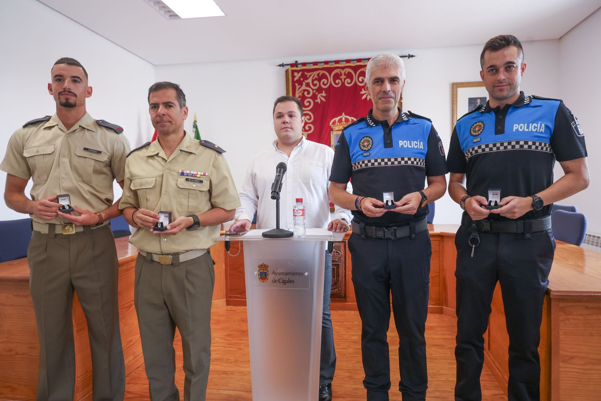 Las imágenes del homenaje de Cigales a un policía y a un militar por «resucitar» a un vecino