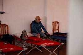 Uno de los alojados en el polideportivo de Tábara (Zamora).