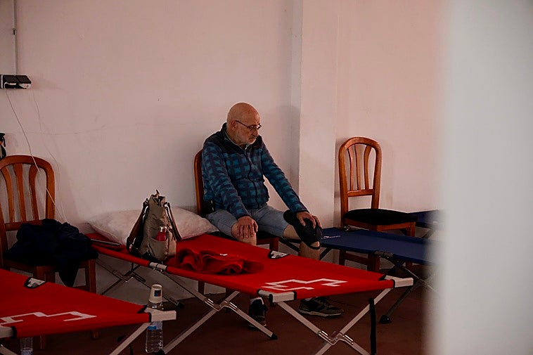 Uno de los alojados en el polideportivo de Tábara (Zamora).