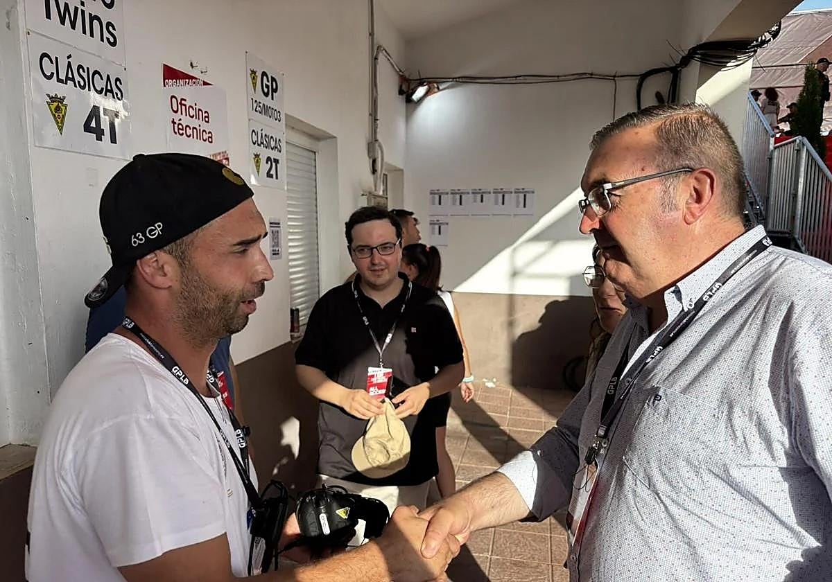 Abel Ramos (izquierda) saluda al vicepresidente de la Diputación de León.