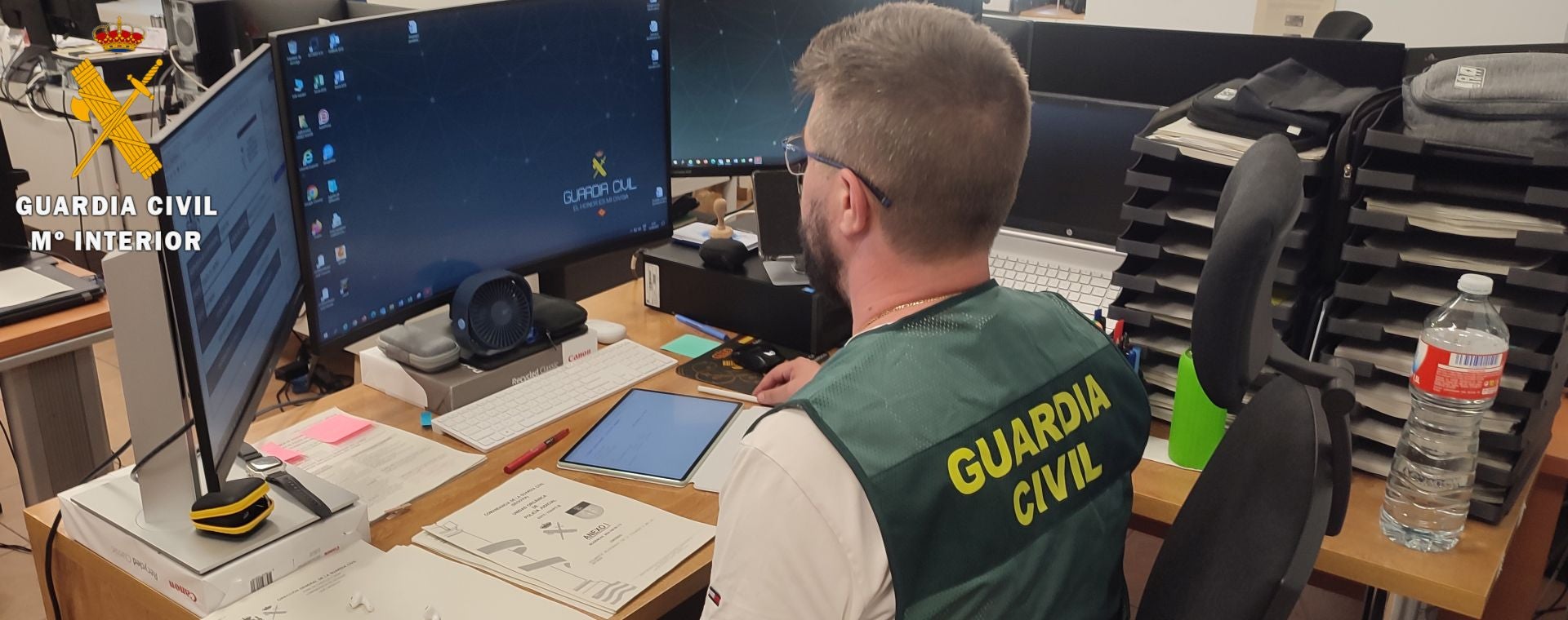 Un agente de la Guardia Civil, frente a un ordenador.