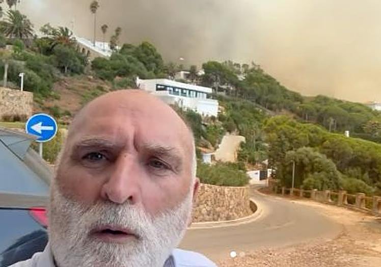 El chef José Andrés muestra una imagen del incendio.