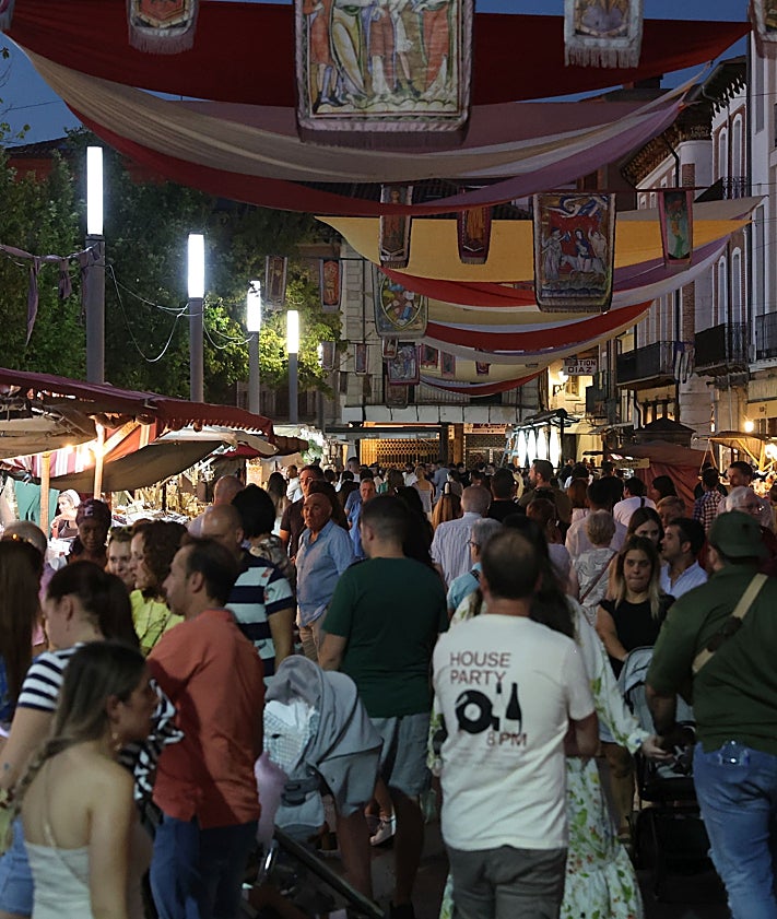 Imagen secundaria 2 - Arqueros de Corps, torneo de caballeros y asistentes al mercado de Medina del Campo.