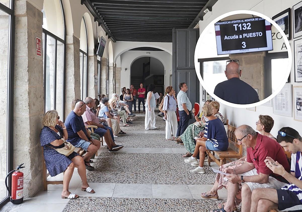 Vecinos esperan su turno para recoger el recibo de basuras o hacer sus consultas sobre la tasa.
