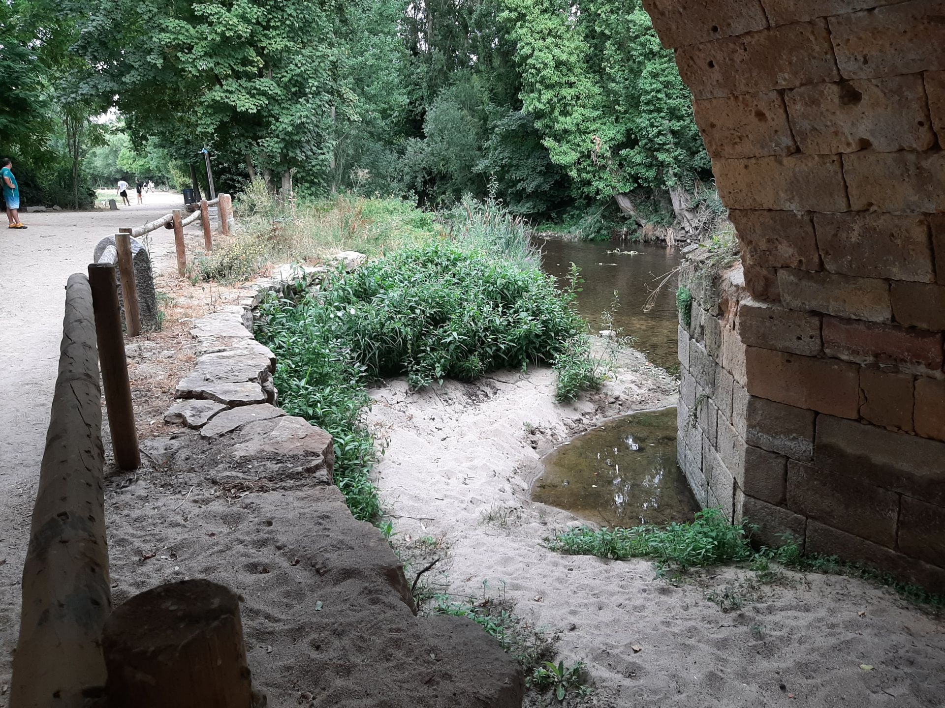 Arena acumulada en uno de los ojos del puente de San Marcos sobre el río Eresma.