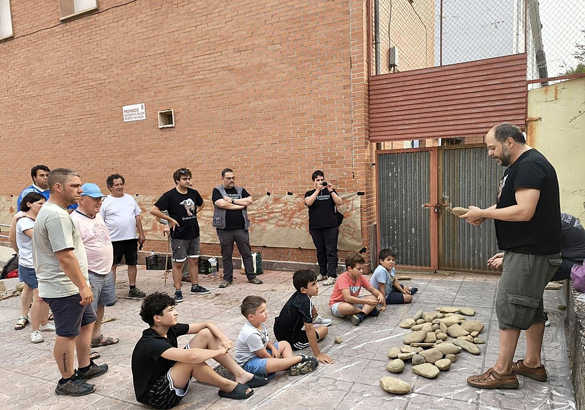 Los técnicos explican el significado de algunas piedras al público en Santibáñez.