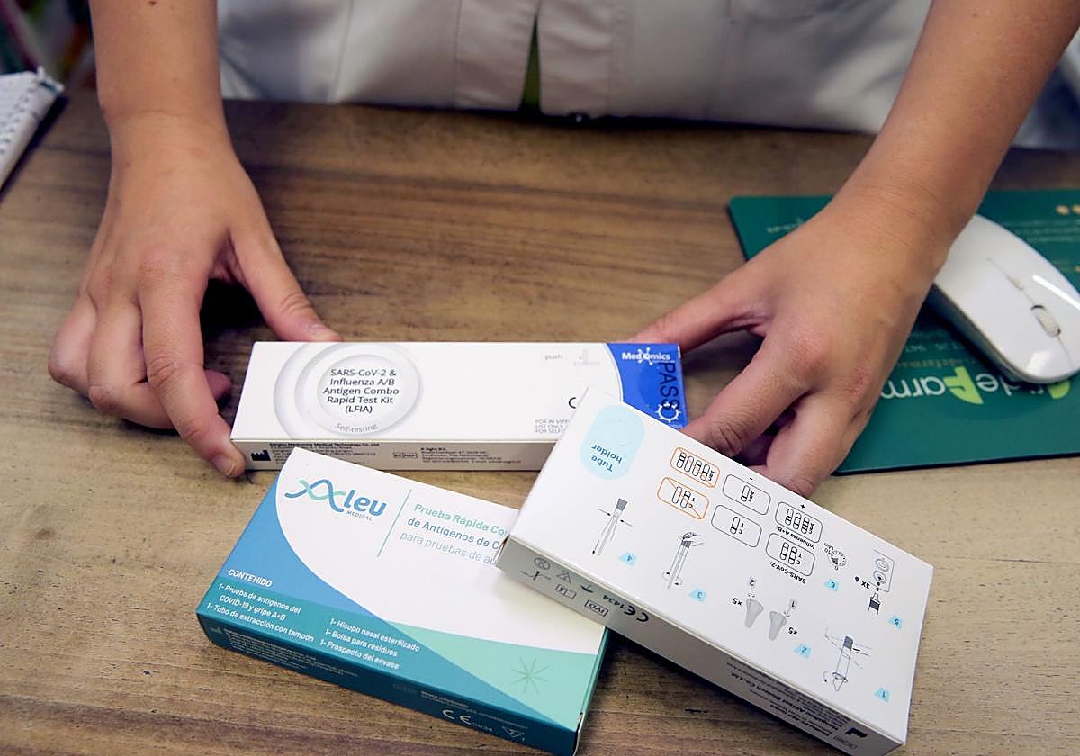 Una farmacéutica saca un muestrario de test para detectar si se está infectado de covid-19.