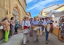 Los pasacalles de los dulzaineros Zarabados volverán a animar el mercado.