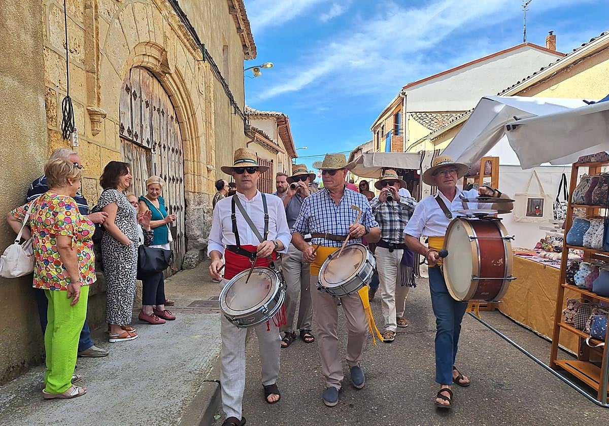 Los pasacalles de los dulzaineros Zarabados volverán a animar el mercado.