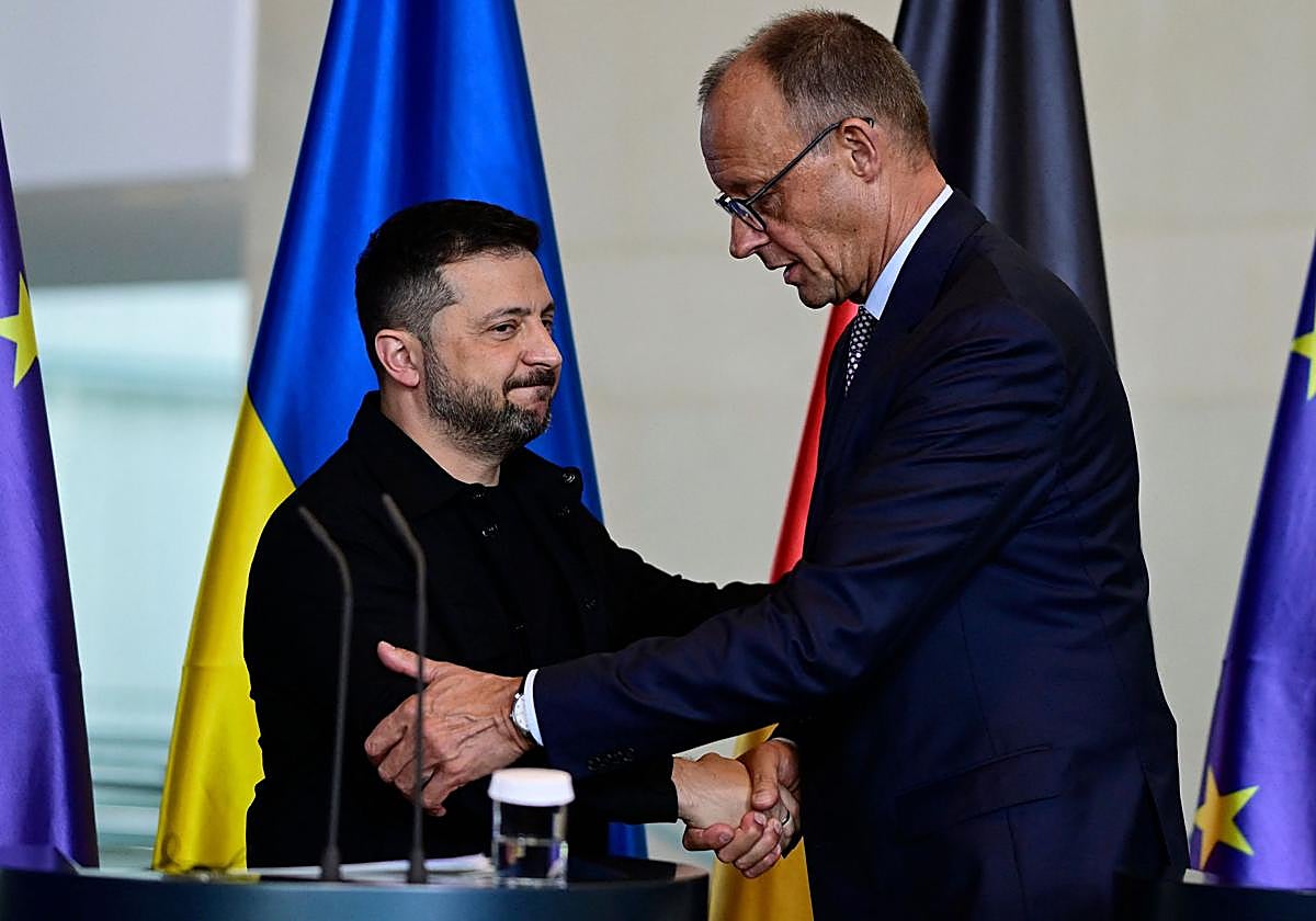 El presidente de Ucrania Volodymyr Zelensky y el canciller alemán Friedrich Merz se dan la mano.
