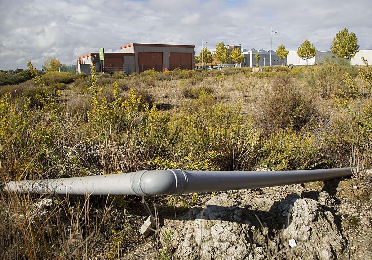 Parcela municipal en el número 6 de la calle Nitrógeno donde se construirá el centro de residuos.