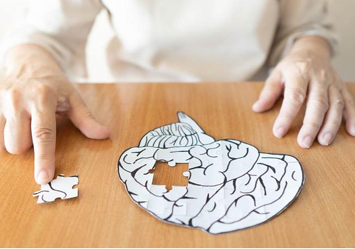 Un paciente que padece alzhéimer realiza ejercicios.