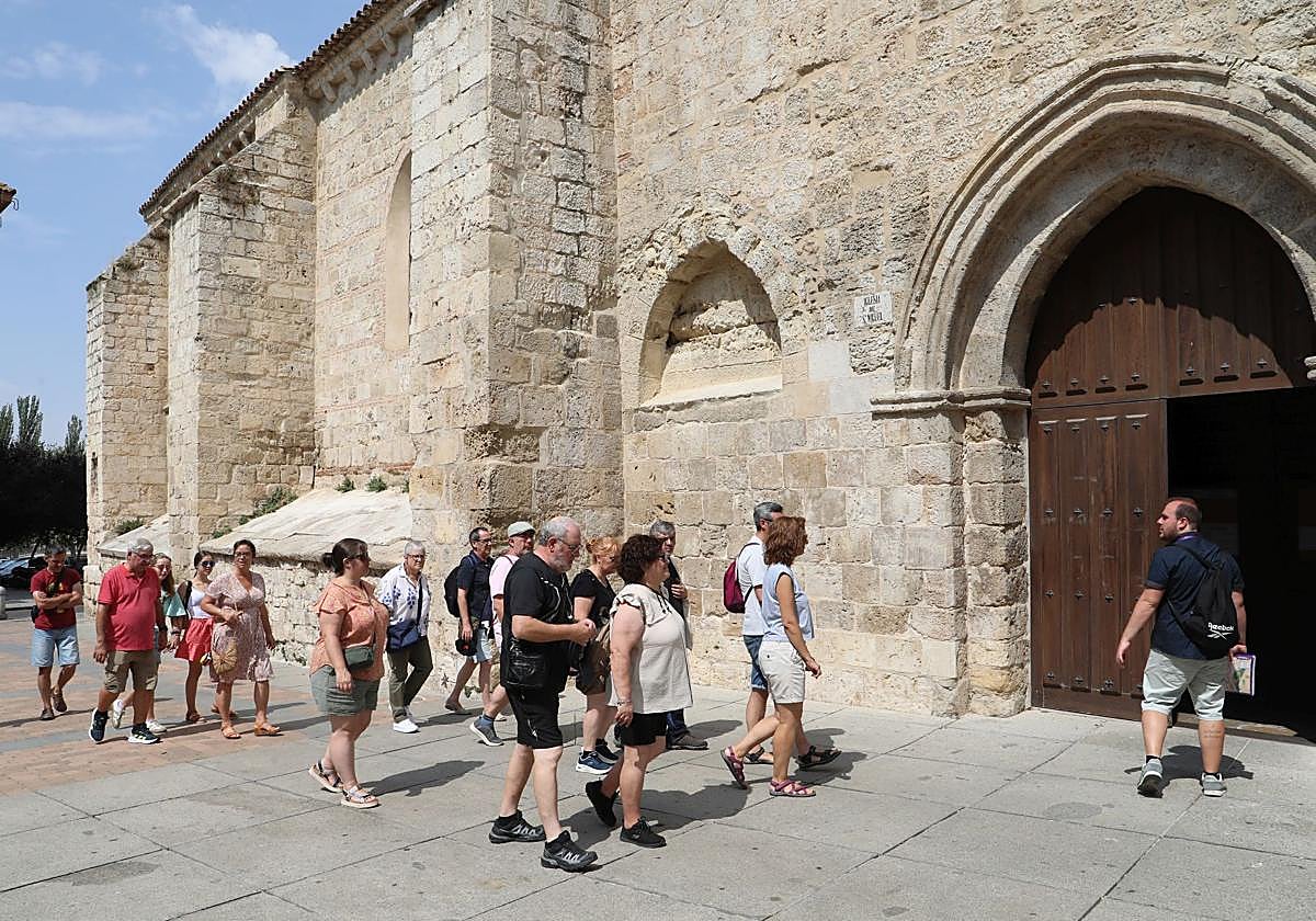 El guía conduce a un grupo al interior de la iglesia de San Miguel, este jueves en Palencia.