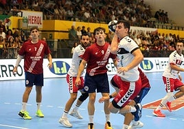 Josu Arzoz, durante el partido disputado este jueves en Nava de lal Asunción.