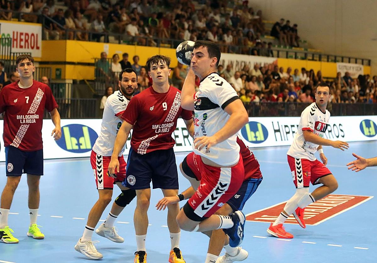 Josu Arzoz, durante el partido disputado este jueves en Nava de lal Asunción.