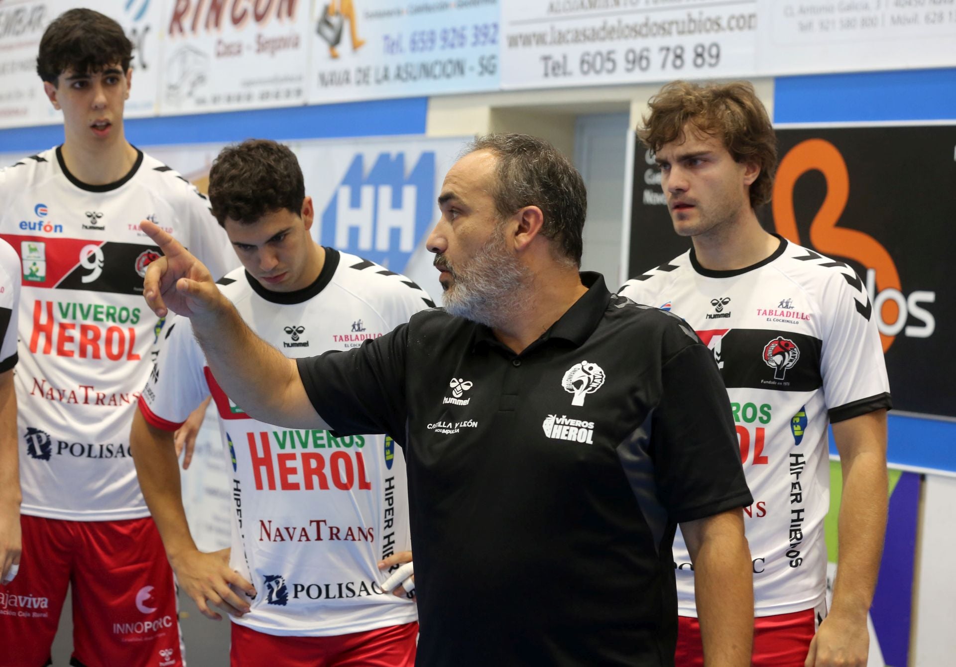 Fotos del amistoso entre el Balonmano Nava y el Balonmano Logroño