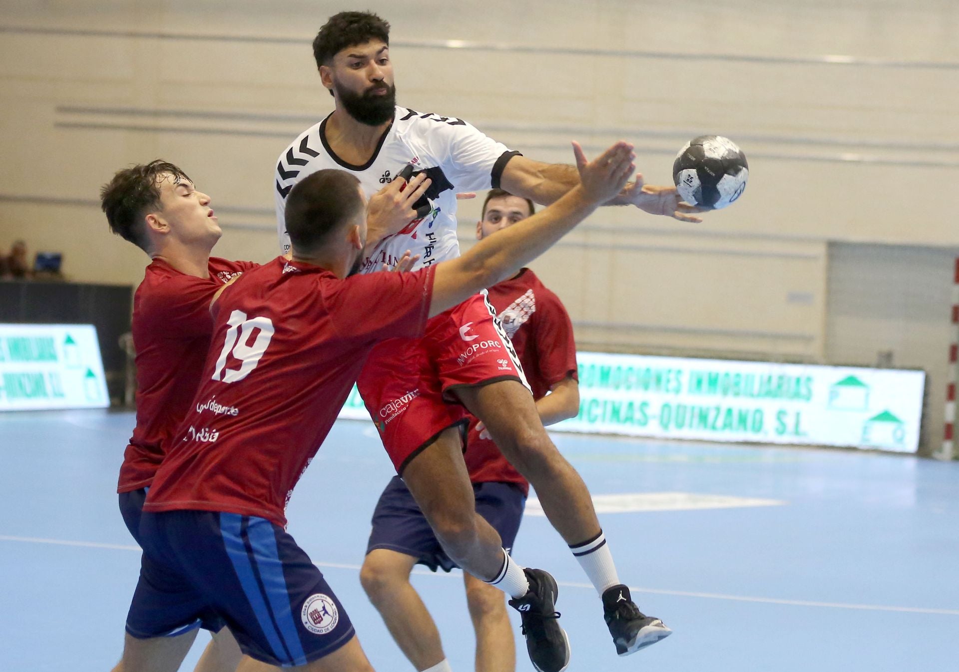 Fotos del amistoso entre el Balonmano Nava y el Balonmano Logroño
