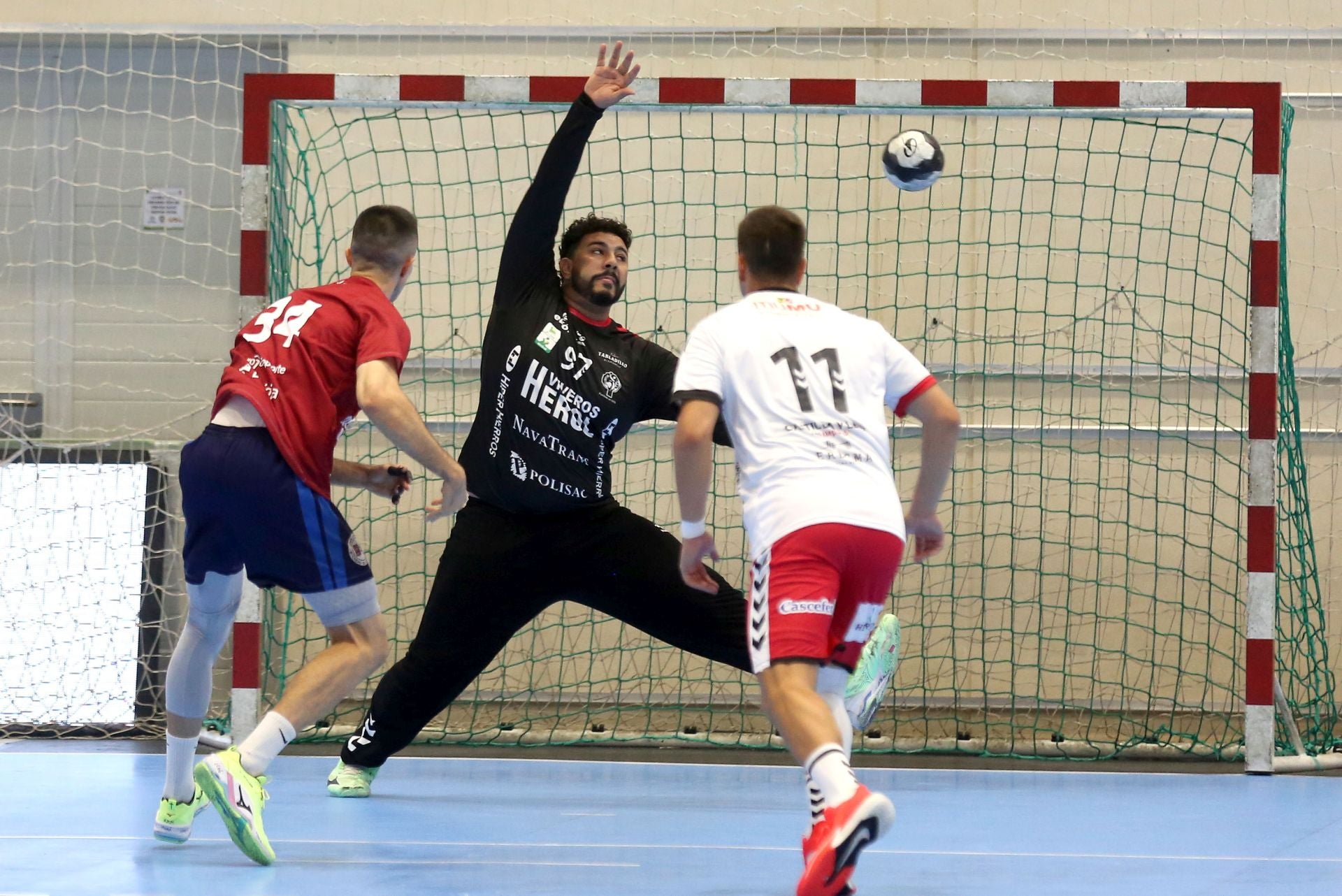 Fotos del amistoso entre el Balonmano Nava y el Balonmano Logroño