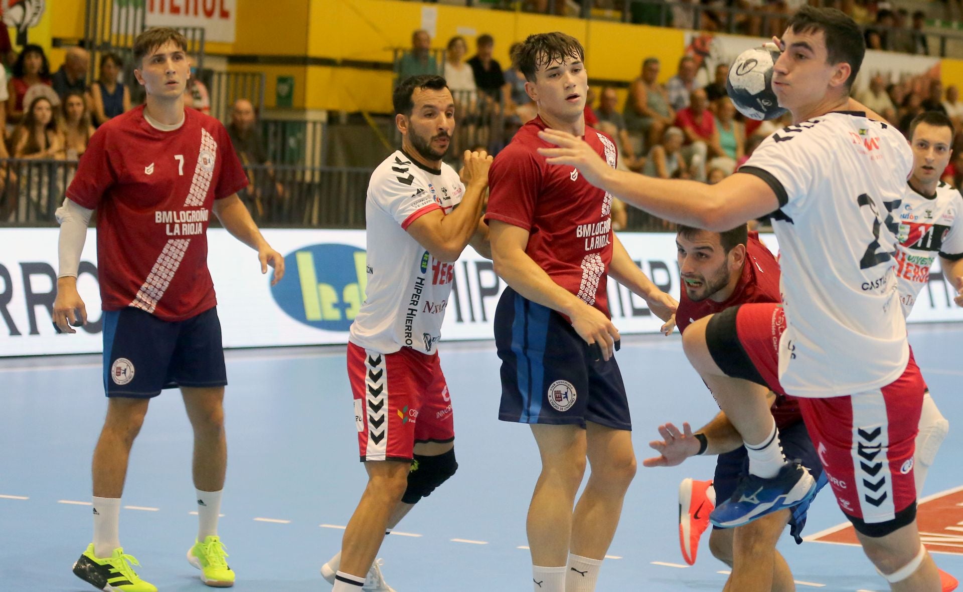 Fotos del amistoso entre el Balonmano Nava y el Balonmano Logroño