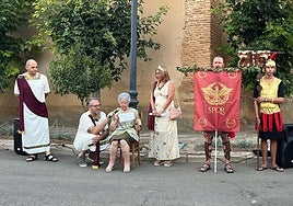 La vecina centenaria Araceli Valbuena durante el pregón del Día de Roma