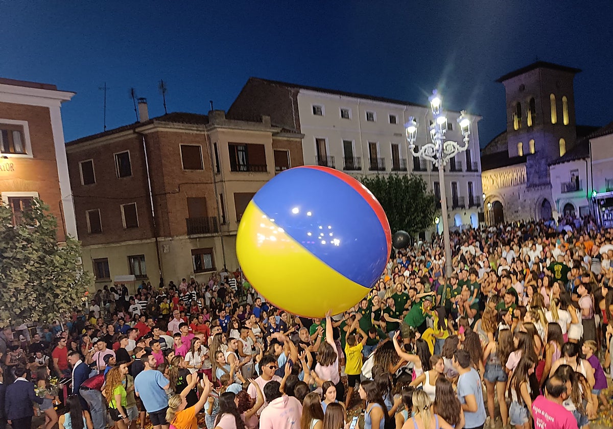 Vecinos y visitantes disfrutando de las fiestas.