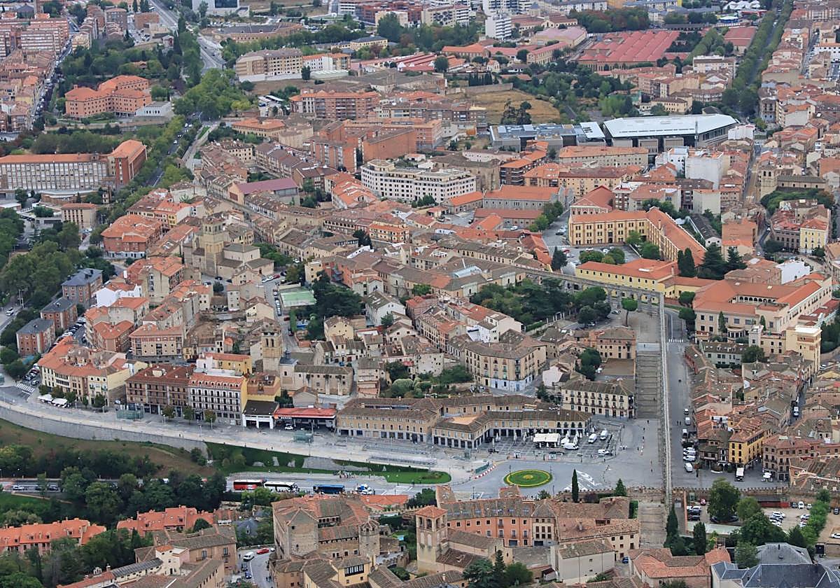 Vista aérea de una parte del casco urbano de la ciudad de Segovia.