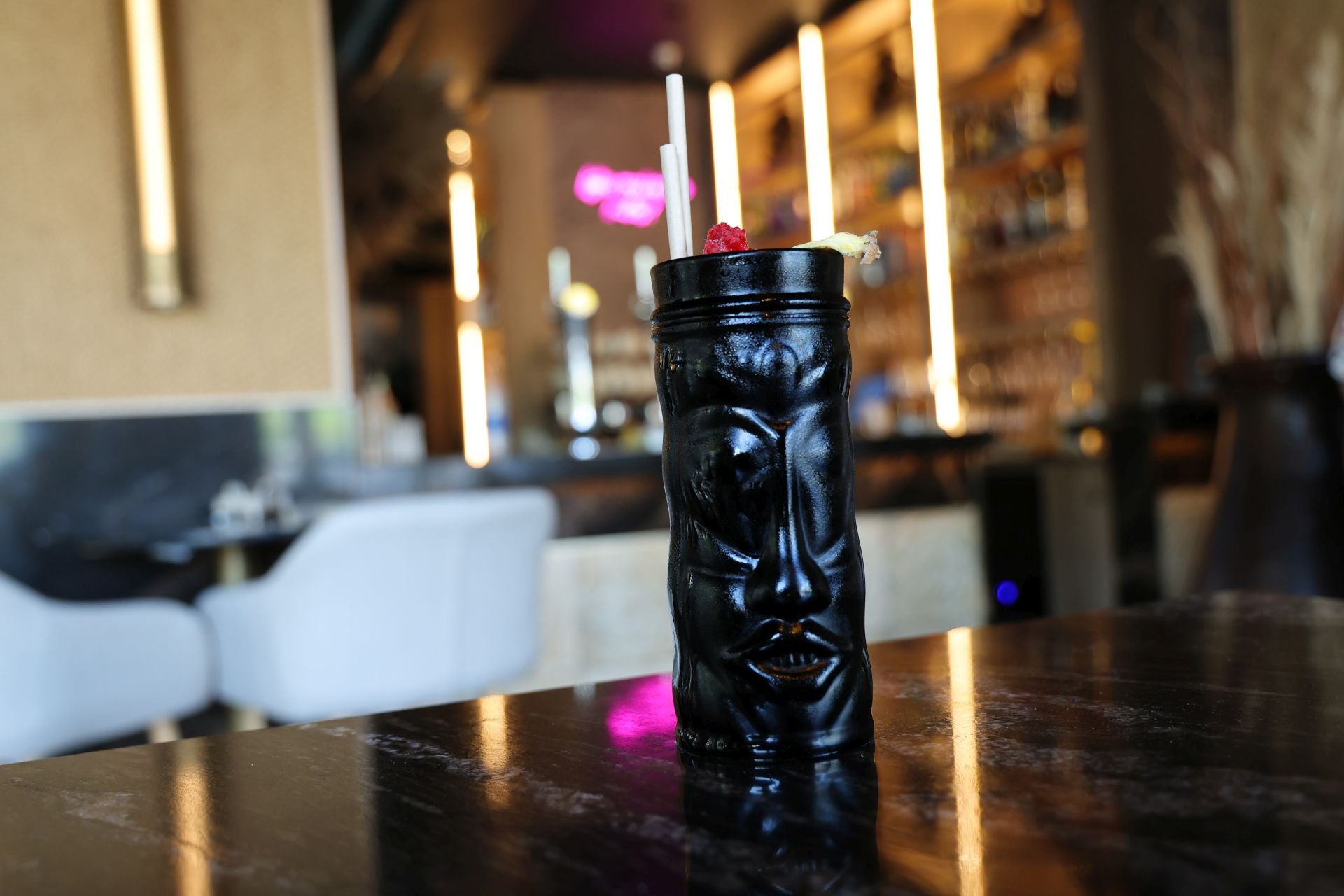 El cóctel mestizo, servido en vaso de inspiración 'Tiki'.