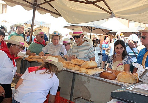 Cobos de Cerrato se vuelca con su Feria del Pan