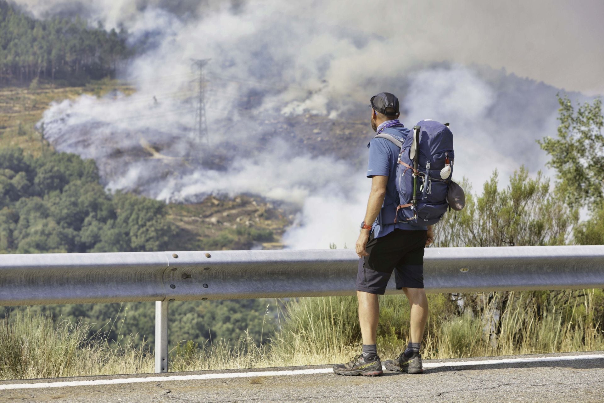 El incendio afecta la frontera entre Castromil, en la provincia de Zamora y Galicia