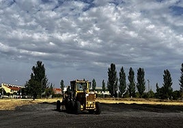 Trabajos para acondicionar la parcela entre el Elena Fortún y el campo de fútbol José Antonio Minguela.